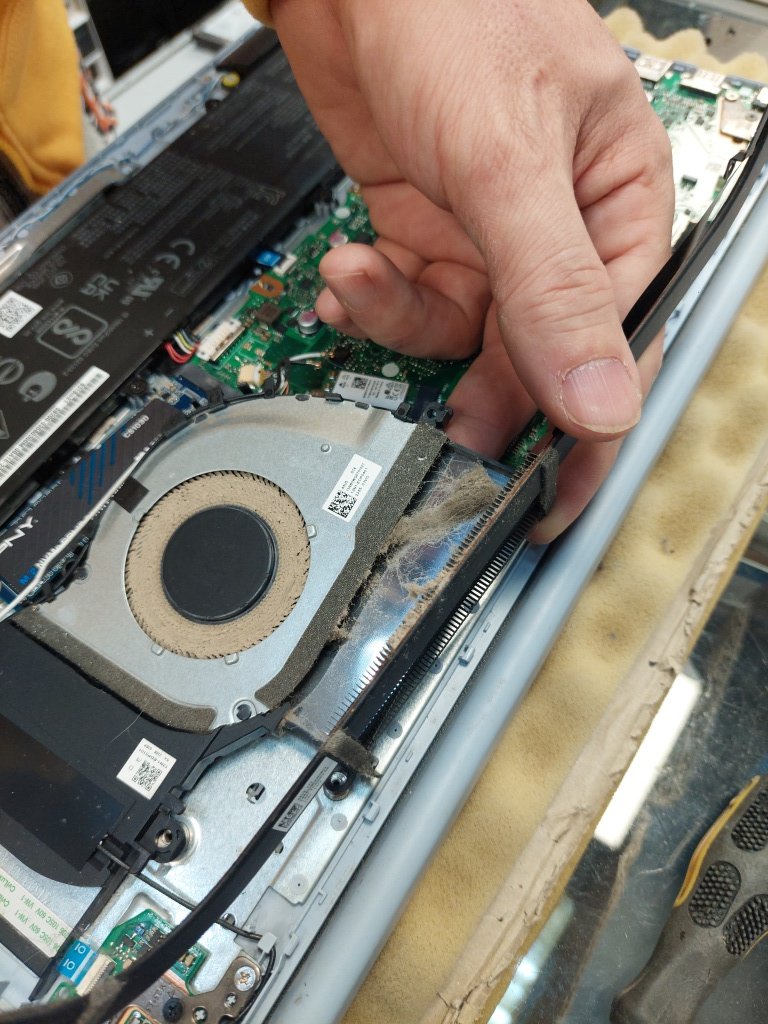 laptop-hardware-clean_20240302-2.jpg