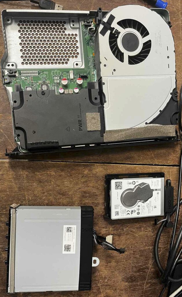 XboxOneX-hardwareClean-3.jpg