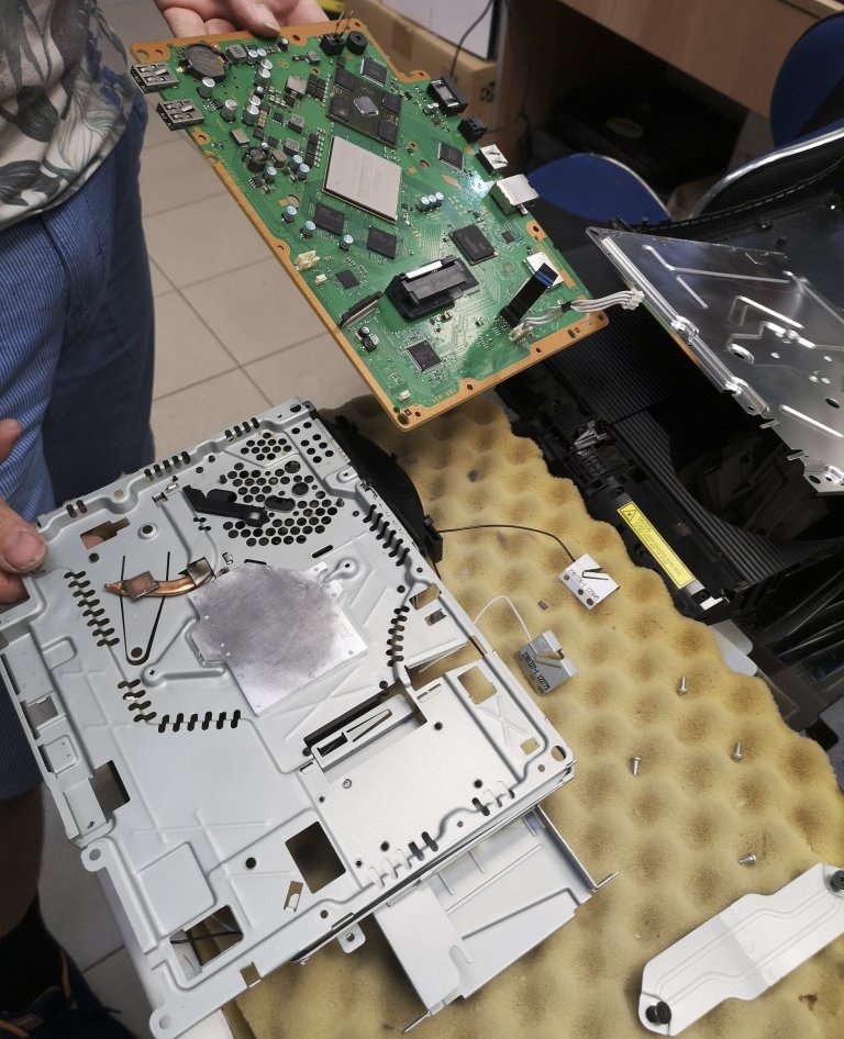 PlayStation3SuperSlim-hardware-clean-430.jpg
