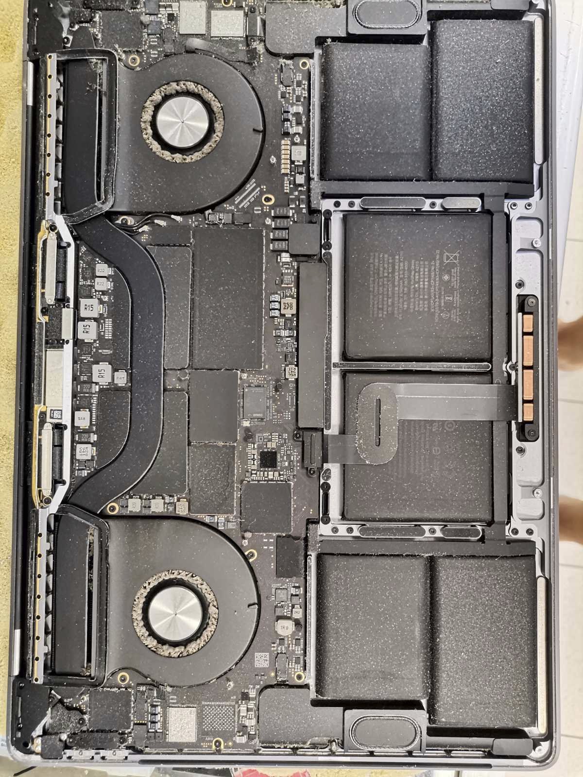 apple-MacBook-hardware-cleaning-2141-1.jpg