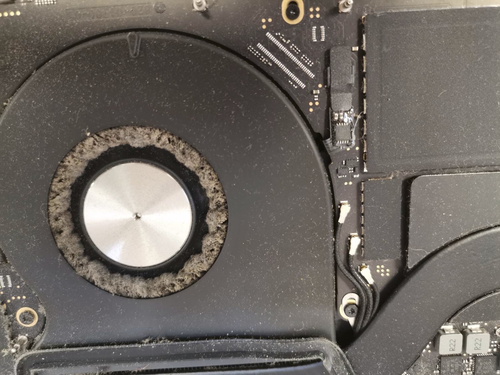 apple-MacBook-hardware-cleaning-2141-3.jpg